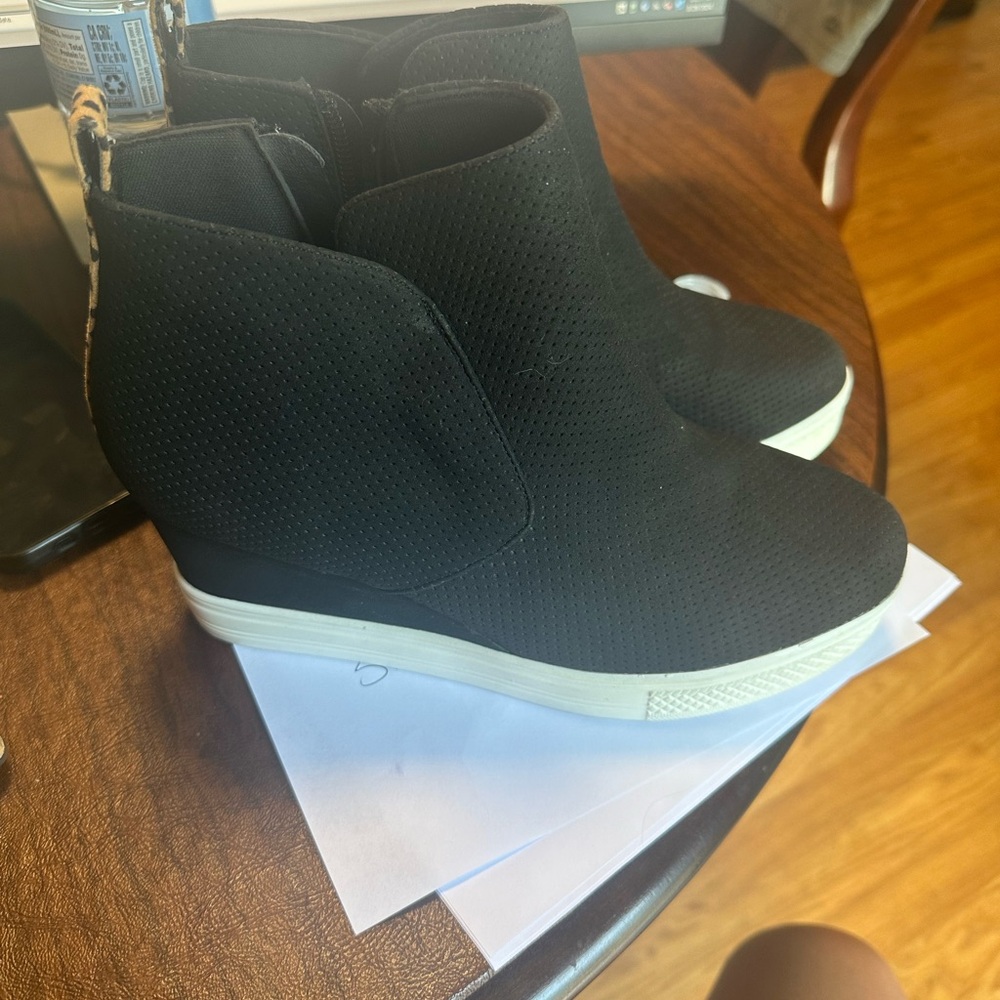 Women’s Wedges - Picture 3 of 3